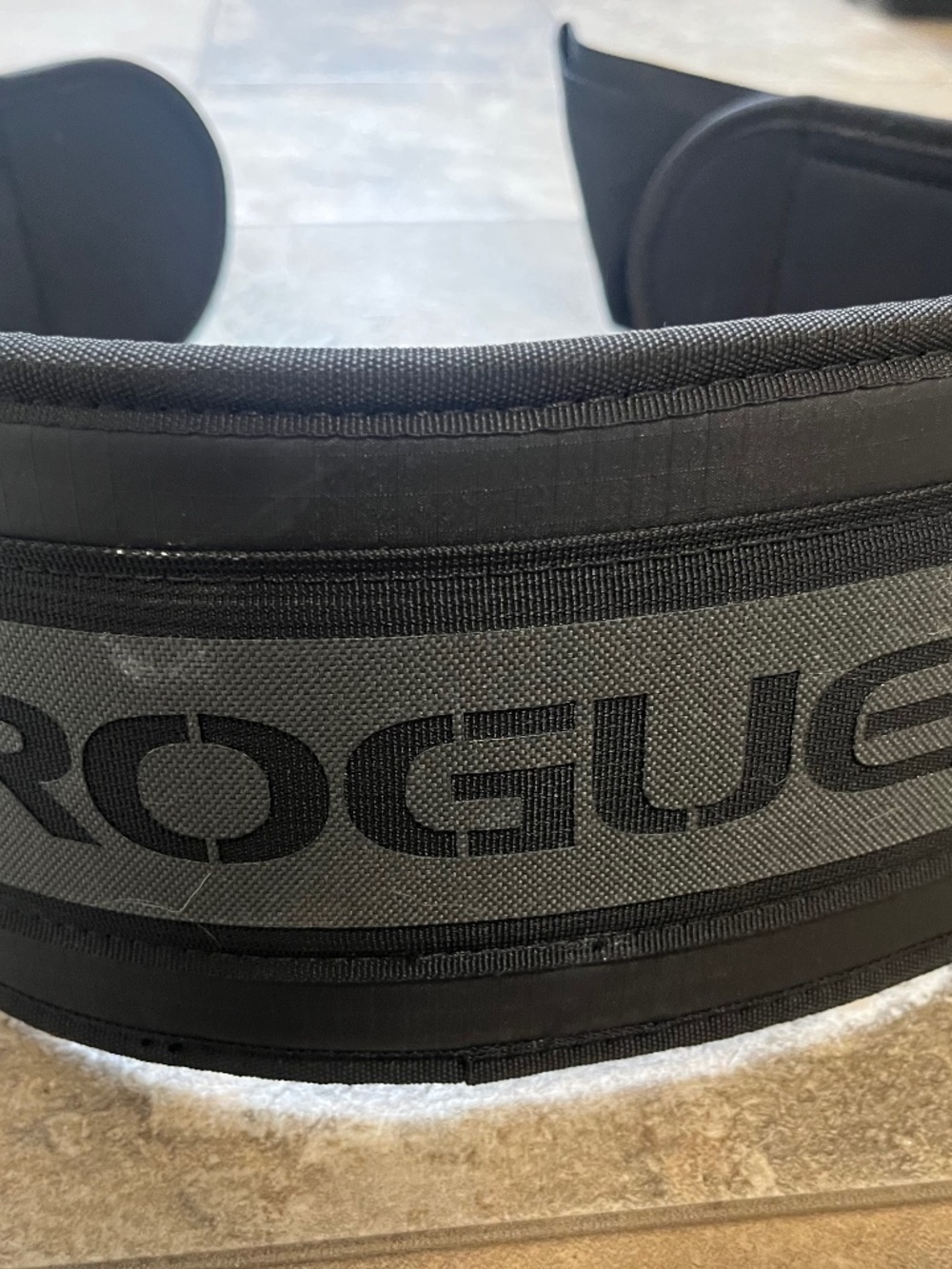 Rogue weightlifting belt (size large)